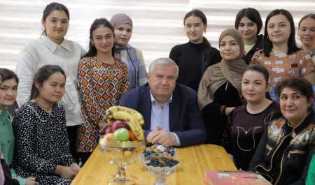 Universitet rektori ijaradagi talabalar holidan xabar oldi